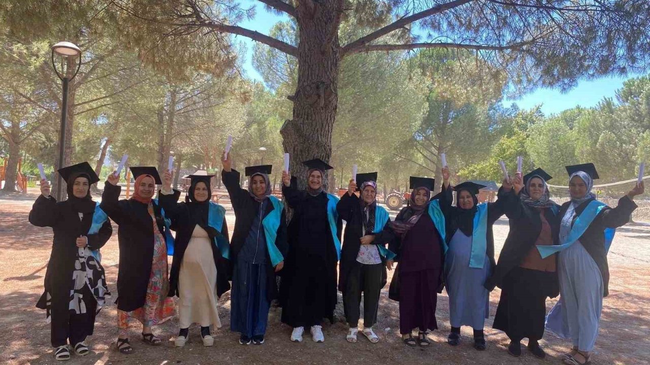 Balıkesir’de okuma yazma kursunu bitiren kadınlar kep attı