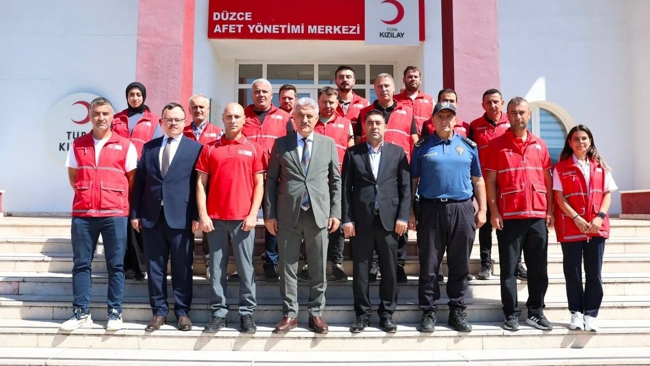 Vali Makas Kızılay afet merkezine inceledi