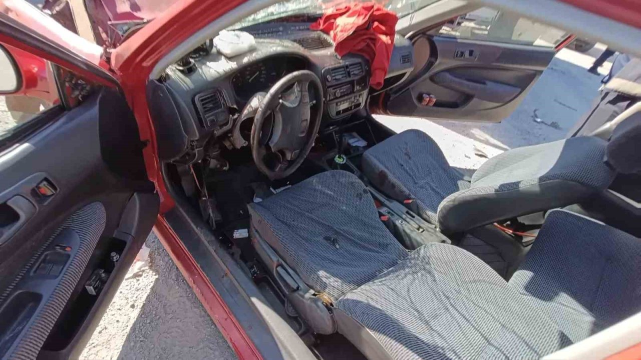 Yığılca yolunda otomobil kamyonete çarptı: 1 yaralı