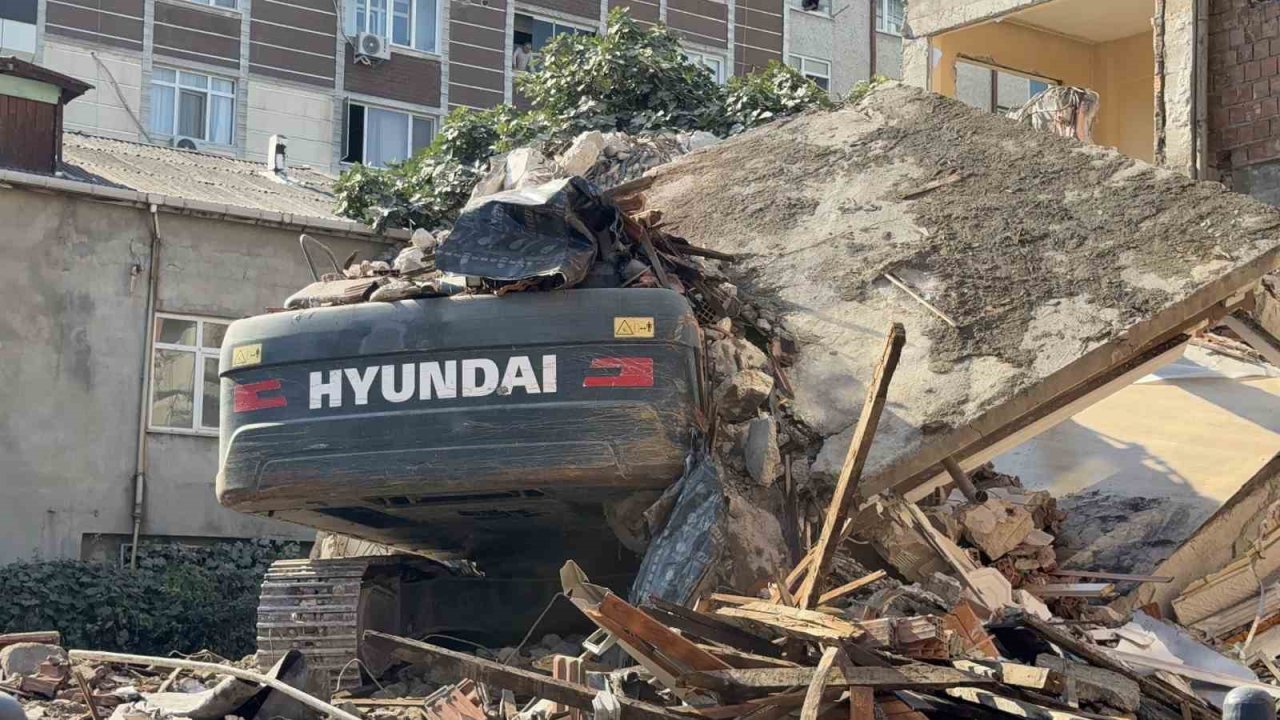 Küçükçekmece’de yıkımı yapılan bina, iş makinesinin üzerine devrildi