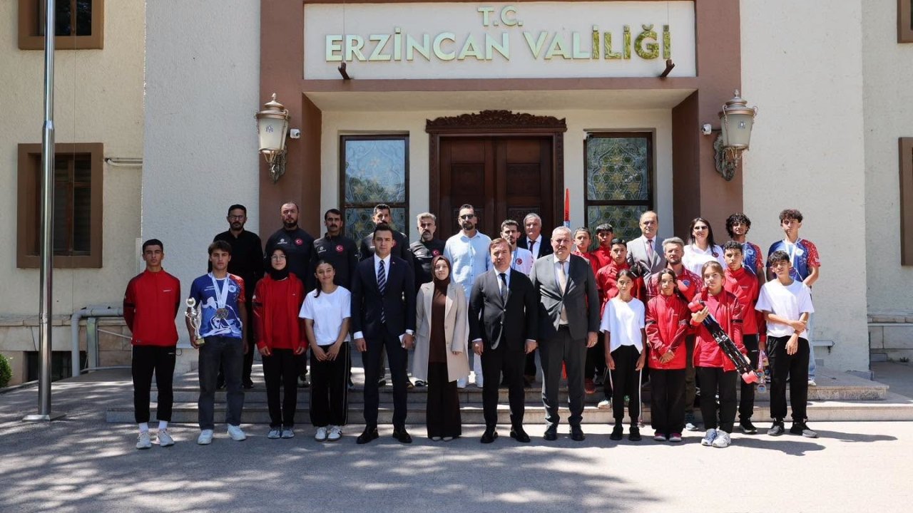 Erzincanlı sporcuların başarıları Vali Aydoğdu tarafından ödüllendirildi