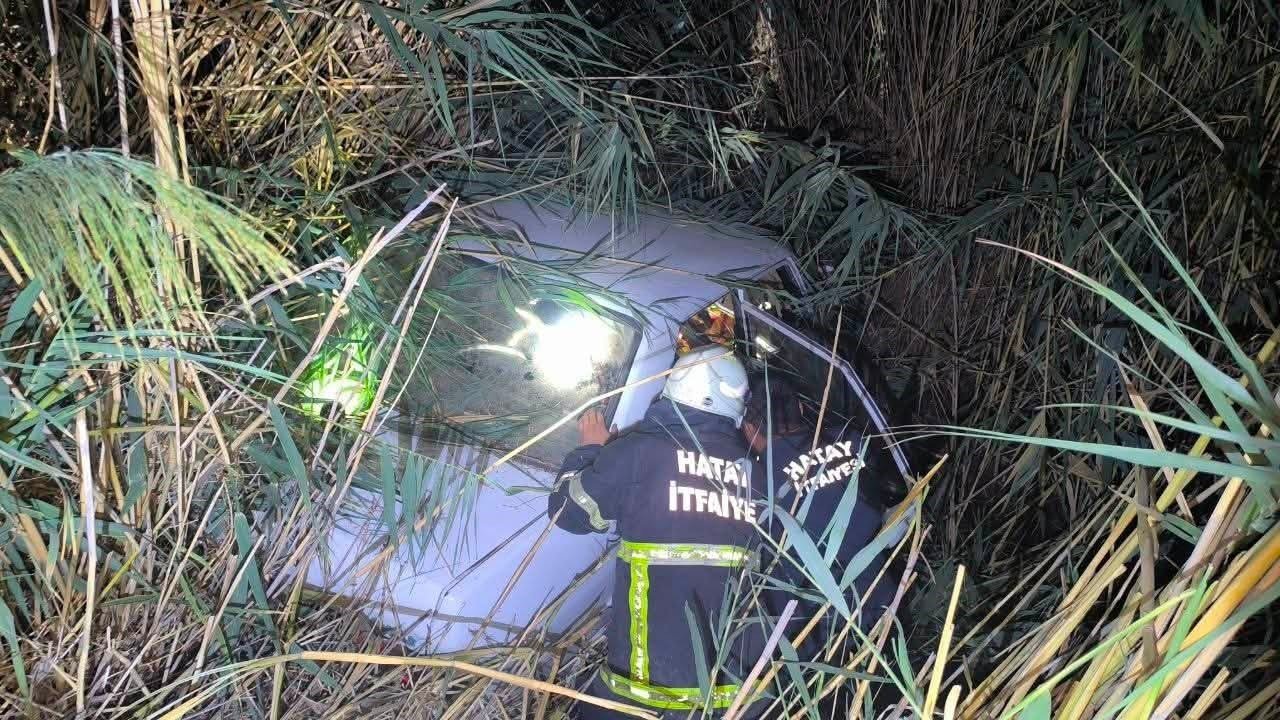 Kırıkhan’da otomobil sulama kanalına uçtu