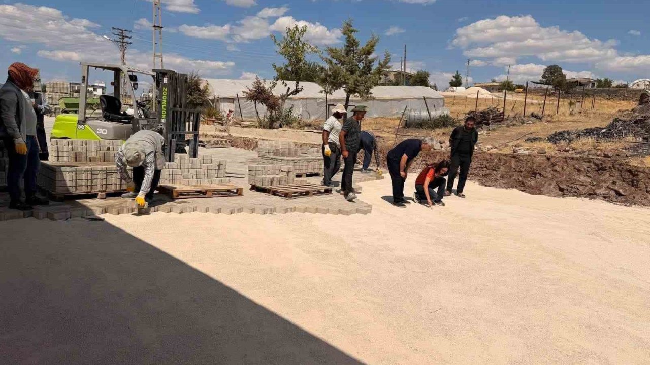 Çermik’te mahalle yollarına parke taşı döşeniyor