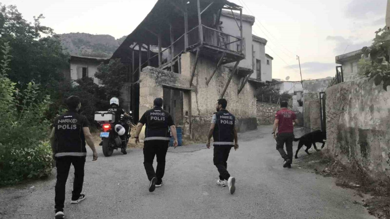 Kozan’da narkotik uygulamasında aranan terör örgütü üyesi yakalandı