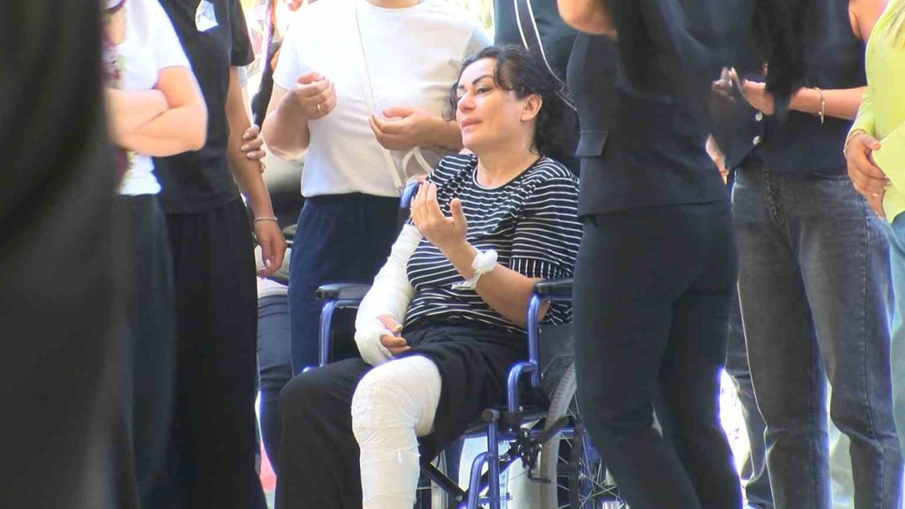 Katledilen baba ve oğlu defnedildi: Anne cenazeye tekerlekli sandalyeyle katıldı