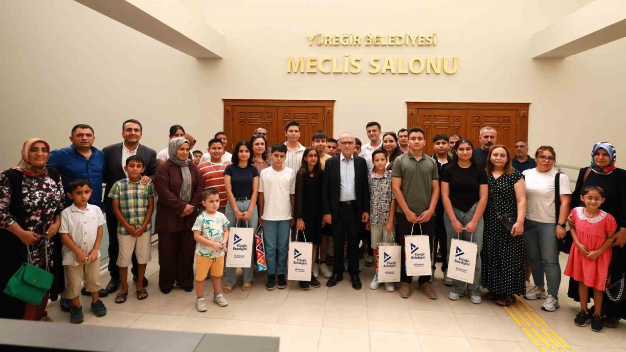 Yüreğir’de başarılı öğrencilere tablet ödülü