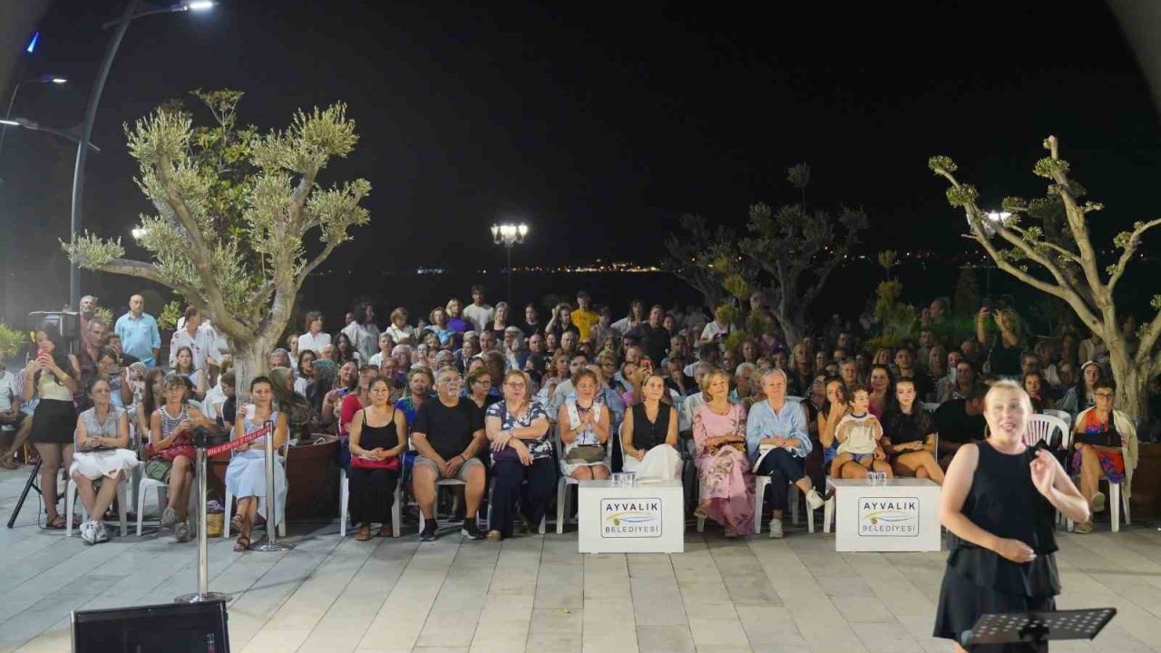 Ayvalık’ta tarihi Gümrük Meydanı sanatseverlerin buluşma noktası oldu