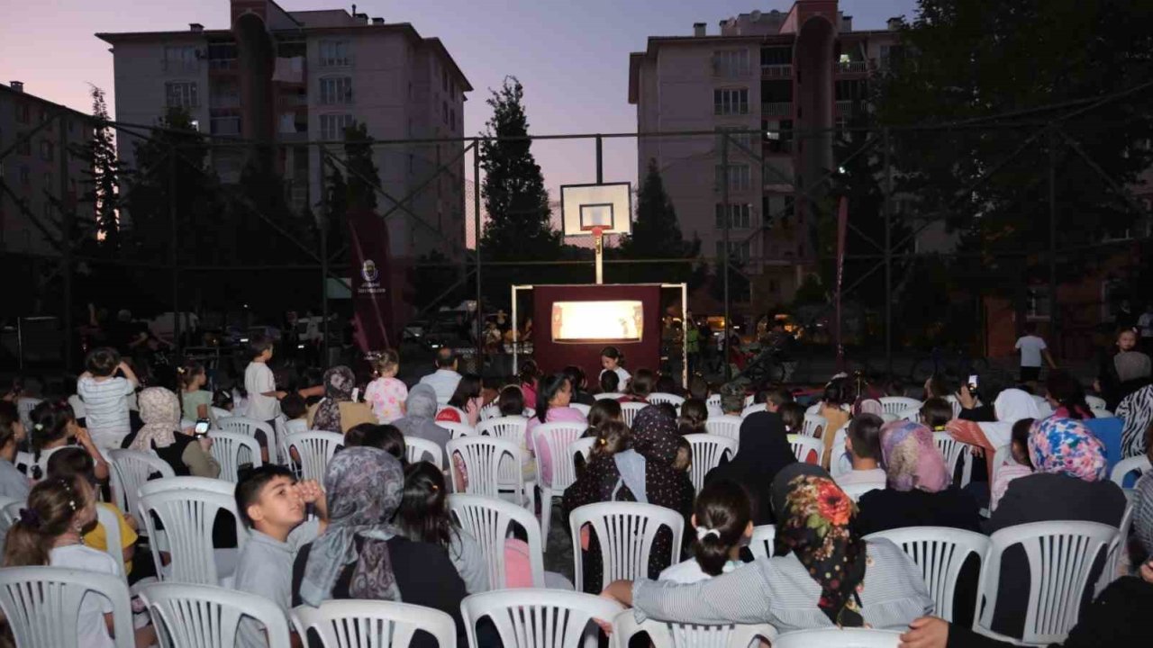 Karagöz’ün Salıncağı ilk gösteriminde çocuklar ve aileler buluştu