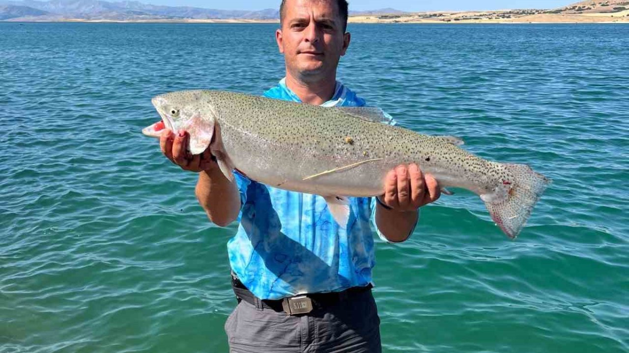 Amatör balıkçı oltayla 5,5 kiloluk alabalık yakaladı