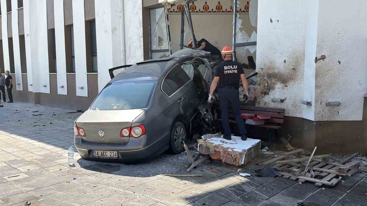Bolu’da 84 metre savrulup caminin imam odasına dalan aracın sürücüsü alkollü çıktı: 290 bin lira ceza kesildi