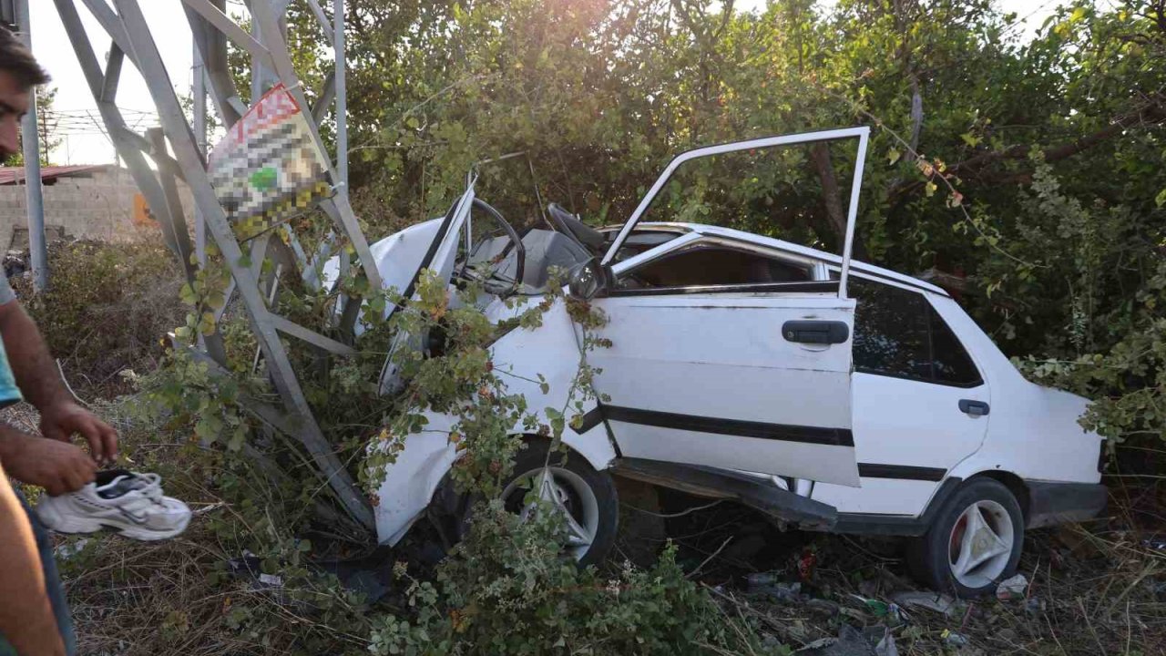 Elektrik direğine çarpan Tofaş hurdaya döndü, sürücü ağır yaralandı