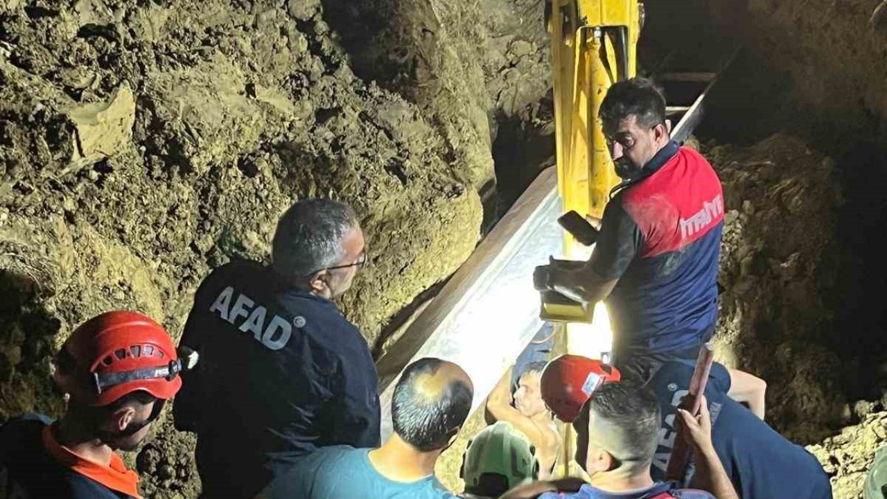 Toprak altında kalan baba oğul kurtarıldı
