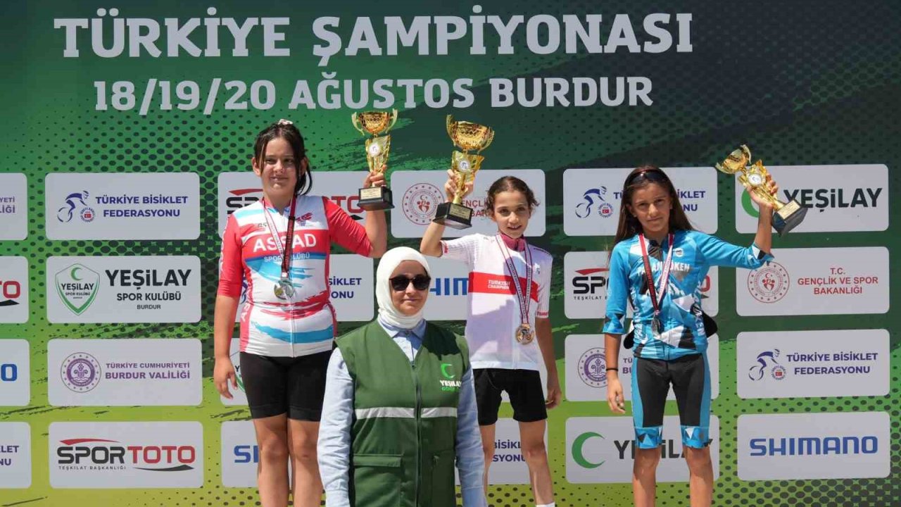 Akhisarlı bisikletçiler Türkiye Şampiyonası’nda kürsüyü doldurdu
