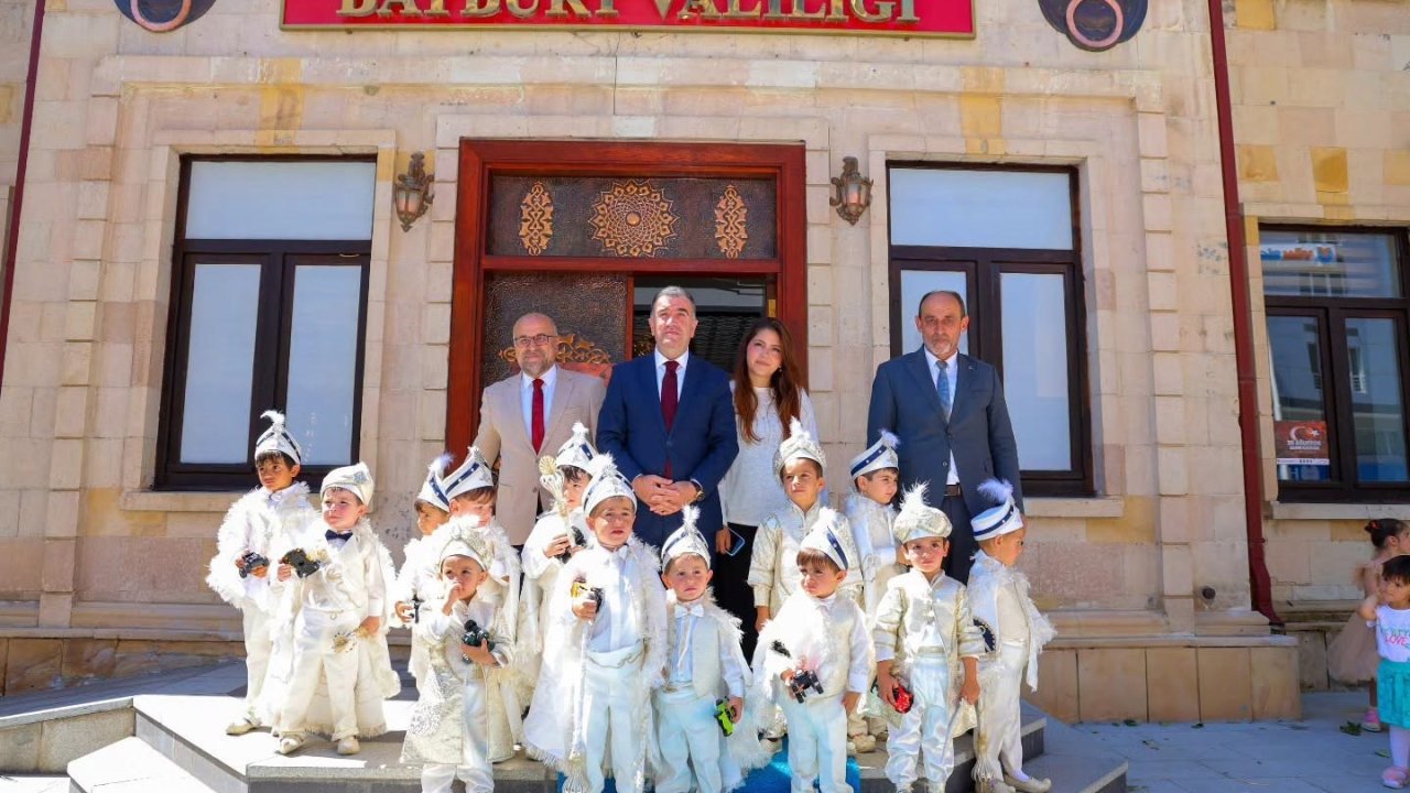 Vali Eldivan sünnet olan çocukları makamında ağırladı