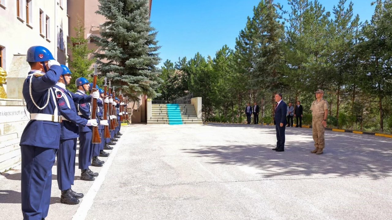 Vali Eldivan, Jandarma Komutanı Aslan’ı ziyaret etti