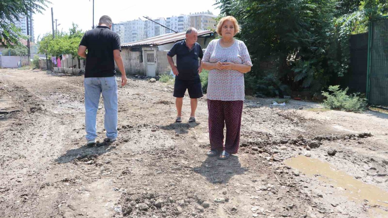 Mahalleliden bozuk yol tepkisi: "Kağnı geçmeye çalışsa geçemez"