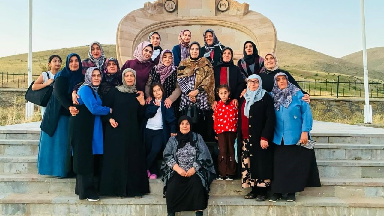 AK Parti Erzincan Kadın Kolları Otlukbeli’nde kadınlarla buluştu