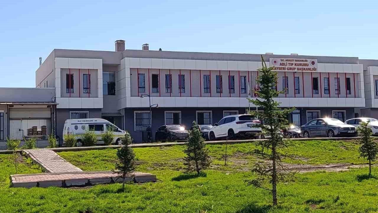 Evinde bıçaklanan adam hayatını kaybetti