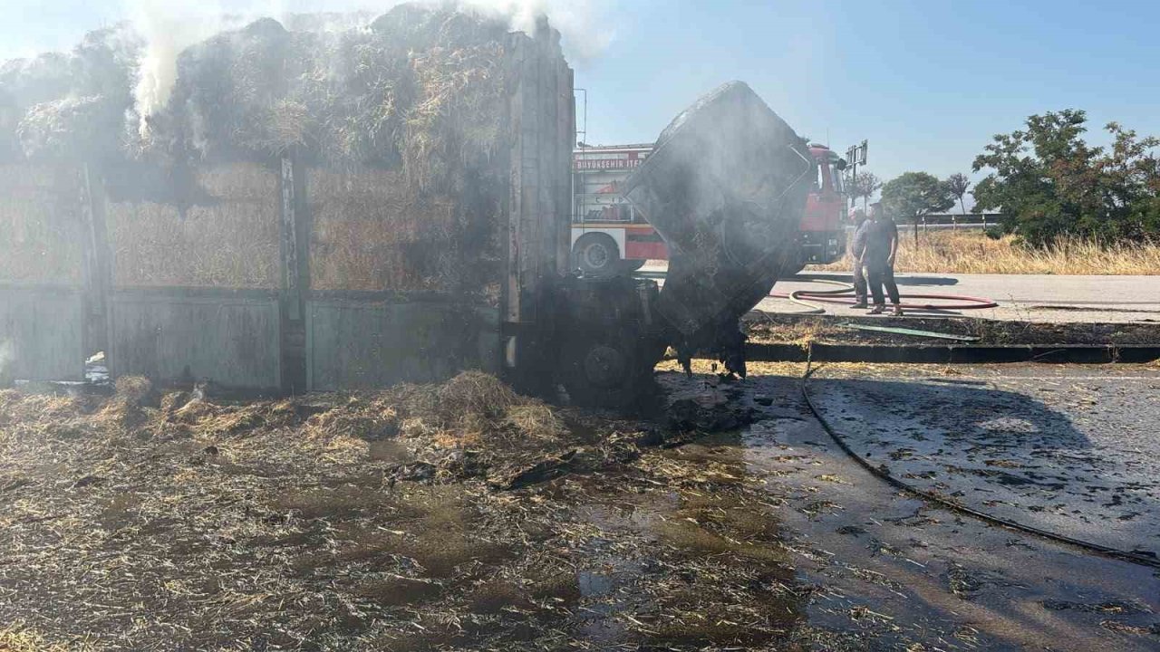 Kamyondaki balyalar alev aldı, yola devam edip aracını böyle kurtarmaya çalıştı