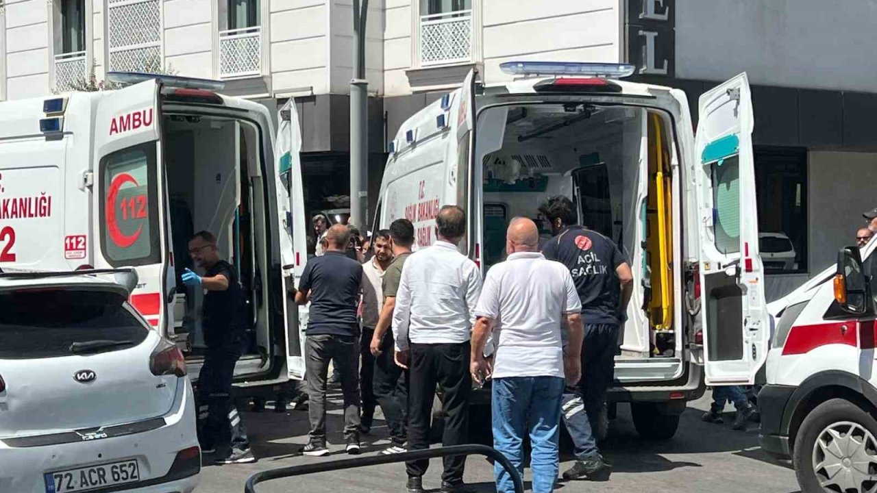 Batman’da motosiklet ile iki otomobil çarpıştı: 2 yaralı