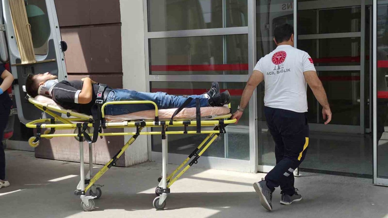 Motosiklet ile otomobil çarpıştı: 1 yaralı