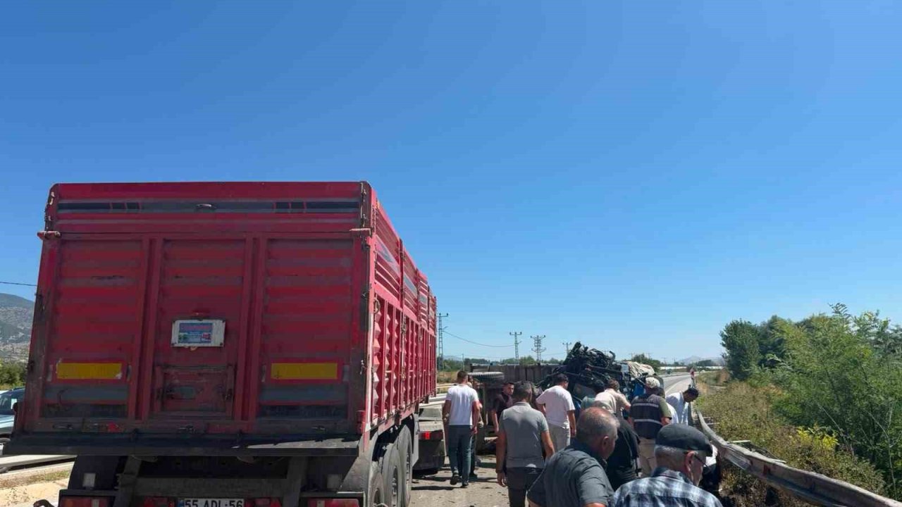 Tır ile traktör çarpıştı: 1 yaralı