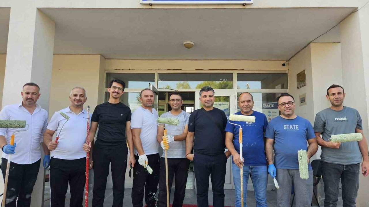 Eğitimciler fırçaları eline aldı, köy okulunu yeni döneme hazırladı