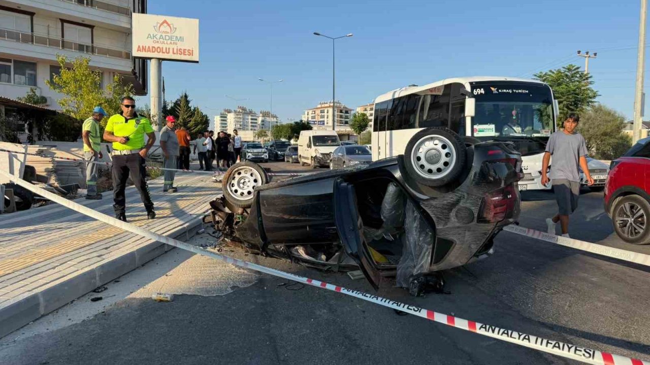 Antalya’da refüje çarpan otomobilin takla atma anı kamerada: 2 yaralı