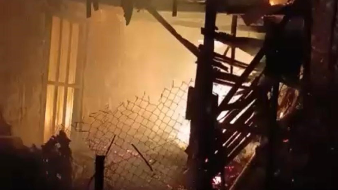Hatay’da 2 katlı ahşap ev alevlere teslim oldu