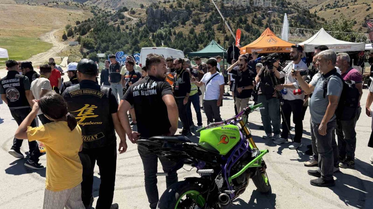 Erzincan’da ‘Ergan Motofest’ akrobasi şovuyla başladı
