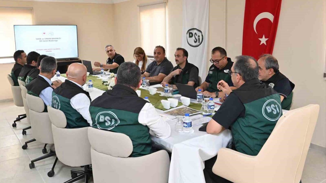 Kırklartepe Barajı sulama inşaatı şantiyesinde toplantı