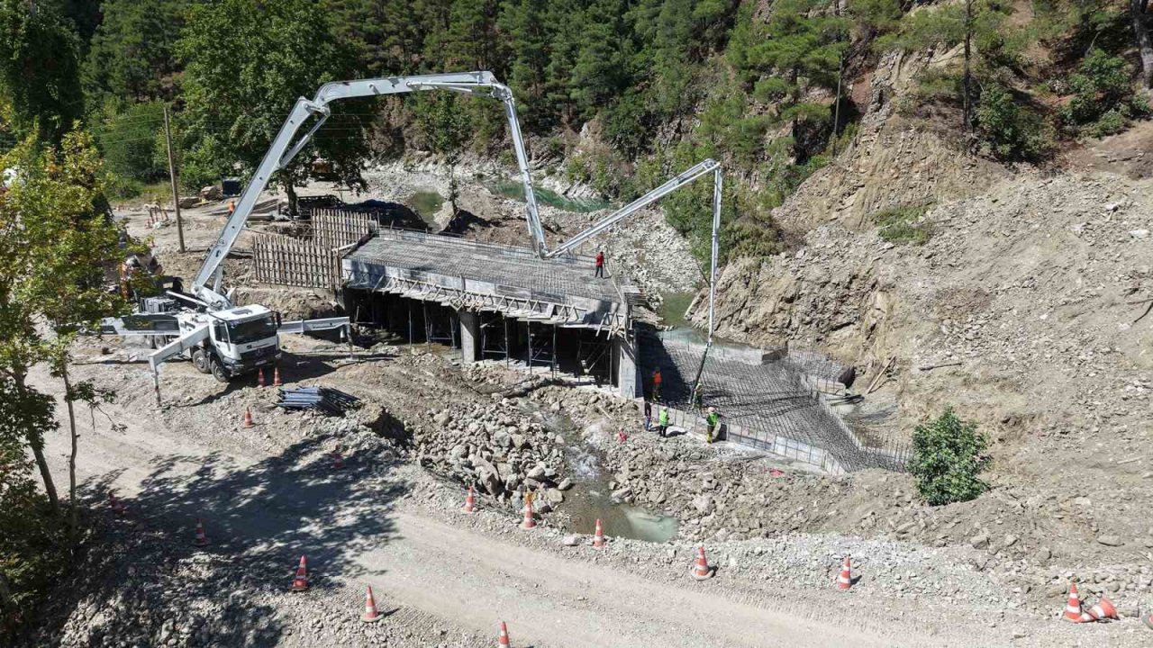 Andırın’da 53 yıllık köprünün yerine yeni köprü yapılıyor