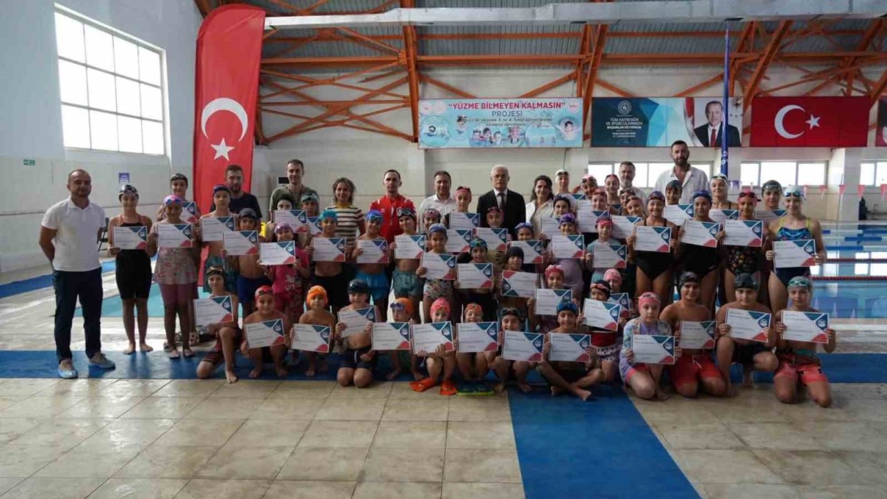Yaz boyunca kulaç attılar sertifikalarını aldılar
