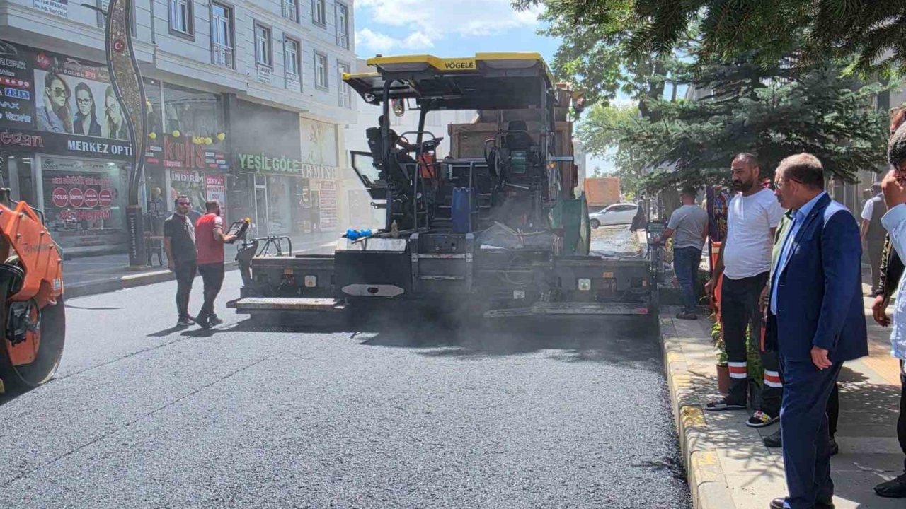 Kars’ta şehir içi yollarda asfalt seferberliği: Faikbey Caddesi yenileniyor