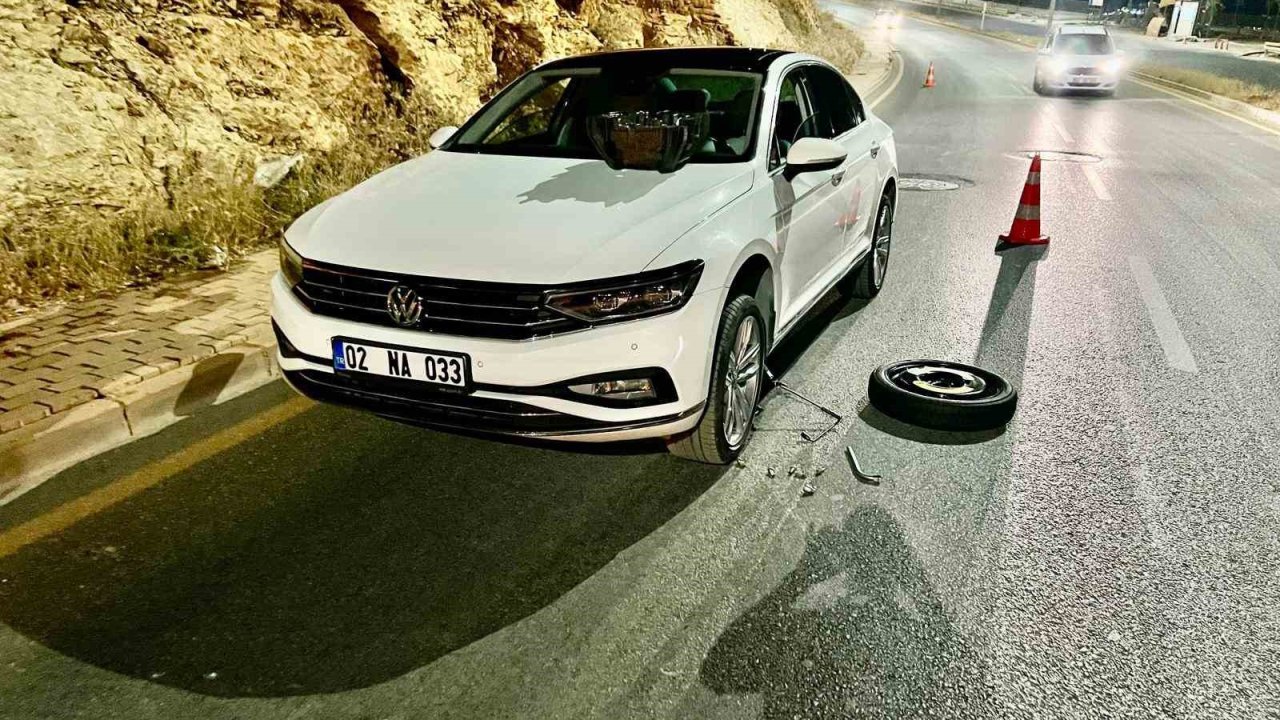 Çukura giren araçların lastikleri patladı