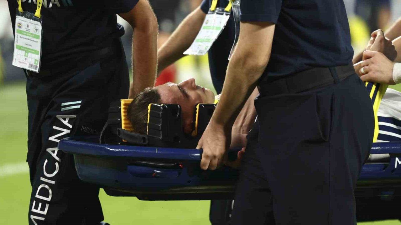 Fenerbahçeli oyuncu Kerem Aktürkoğlu, Konyaspor maçında kafasına aldığı darbe sonucu kafa travması geçirirken, kontrol amacıyla hastaneye götürüldü.