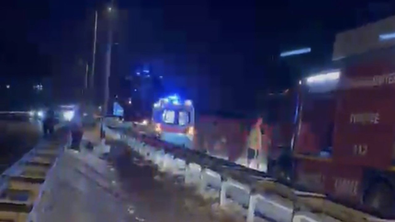 Otomobil bariyerlere çarparak devrildi: 1 yaralı