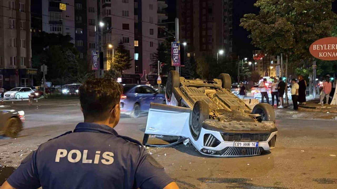 Otomobille çarpışan SUV araç takla attı: 2 yaralı