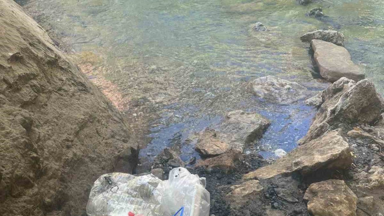 Piknik alanına bırakılan çöpler vatandaşın tepkisine yol açtı