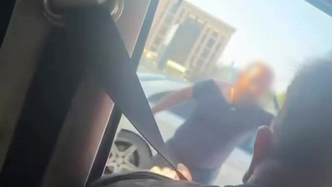 Minibüs şoförü ile otomobil sürücüsü arasındaki gerginlik kamerada