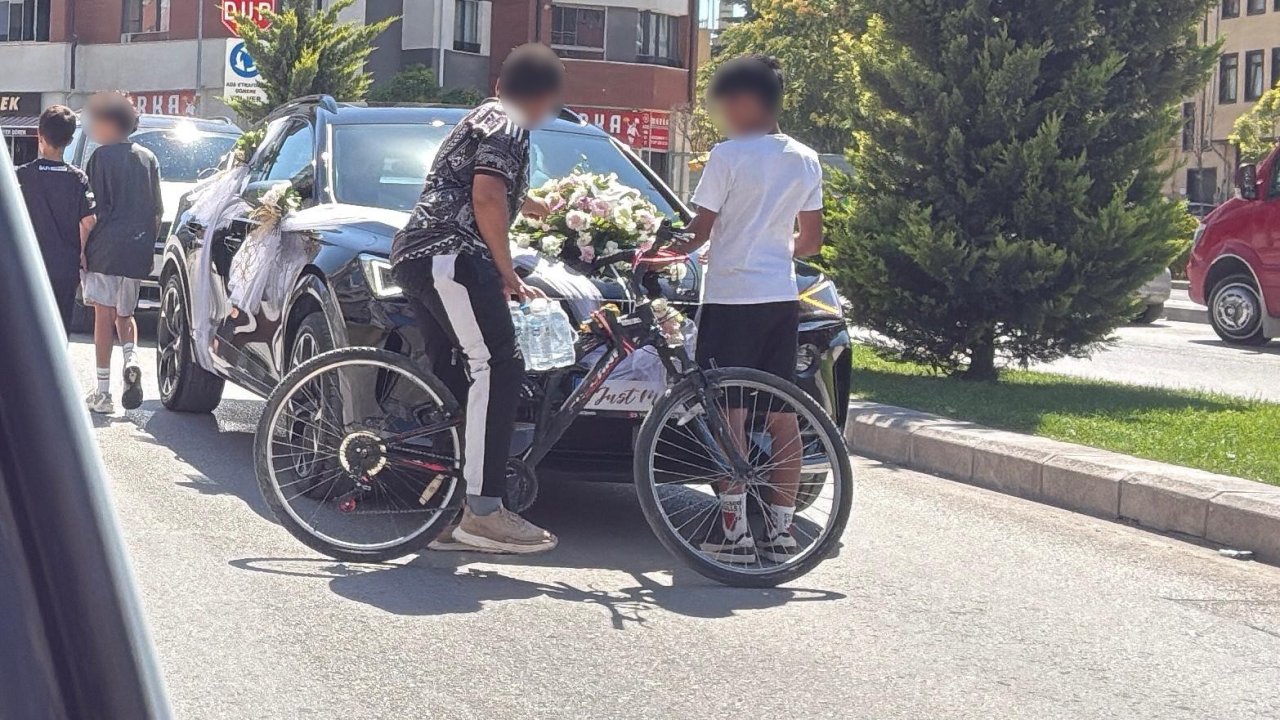 Bahşiş almak için hem kendi canlarını hem de trafiği tehlikeye attılar