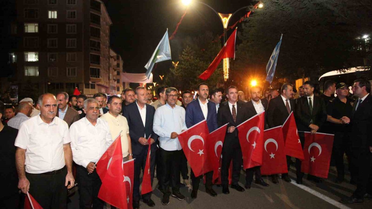 Ahlat’ta Malazgirt Zaferi’nin 955. yılı dolayısıyla fener alayı ve bayrak yürüyüşü yapıldı