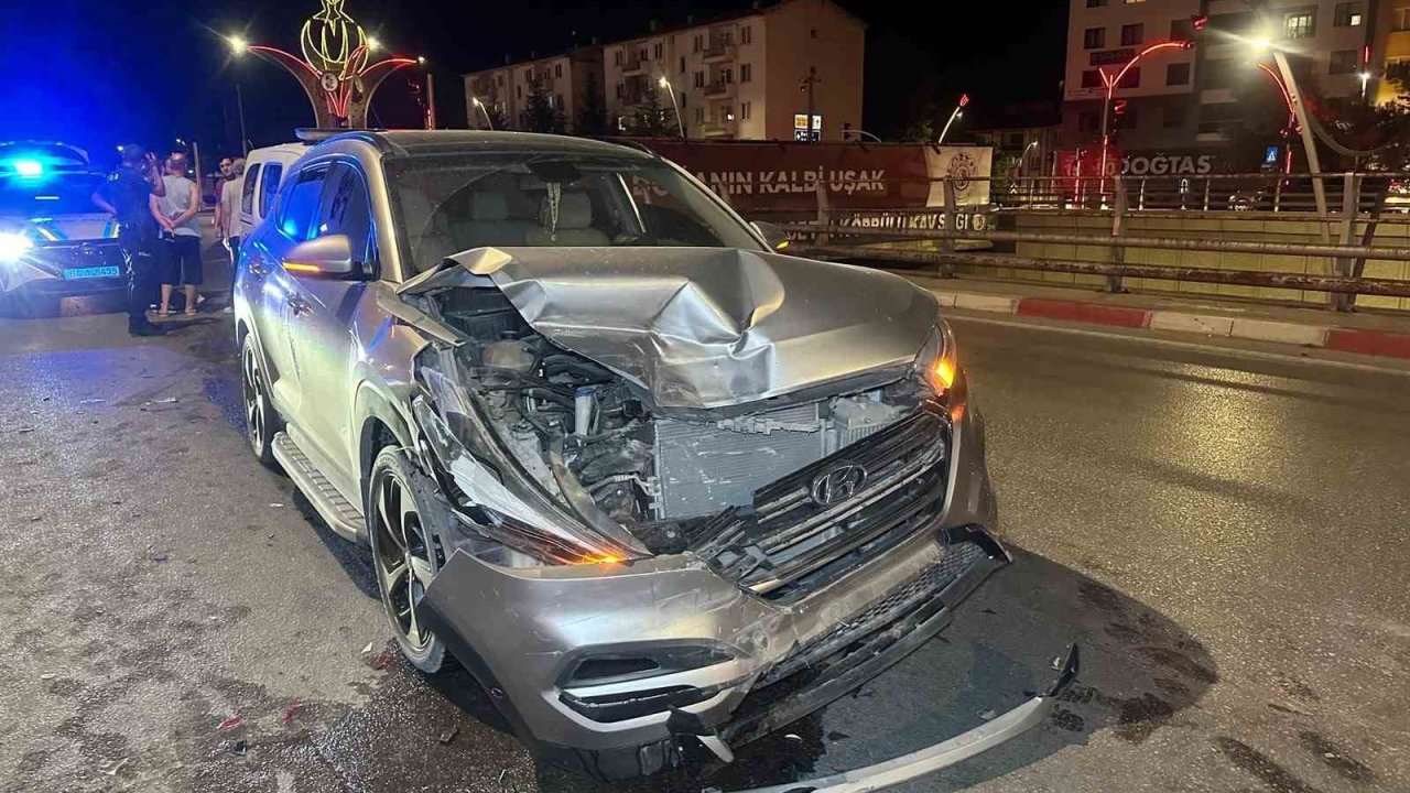 Uşak’ta iki otomobil çarpıştı: 2’si çocuk, 6 yaralı
