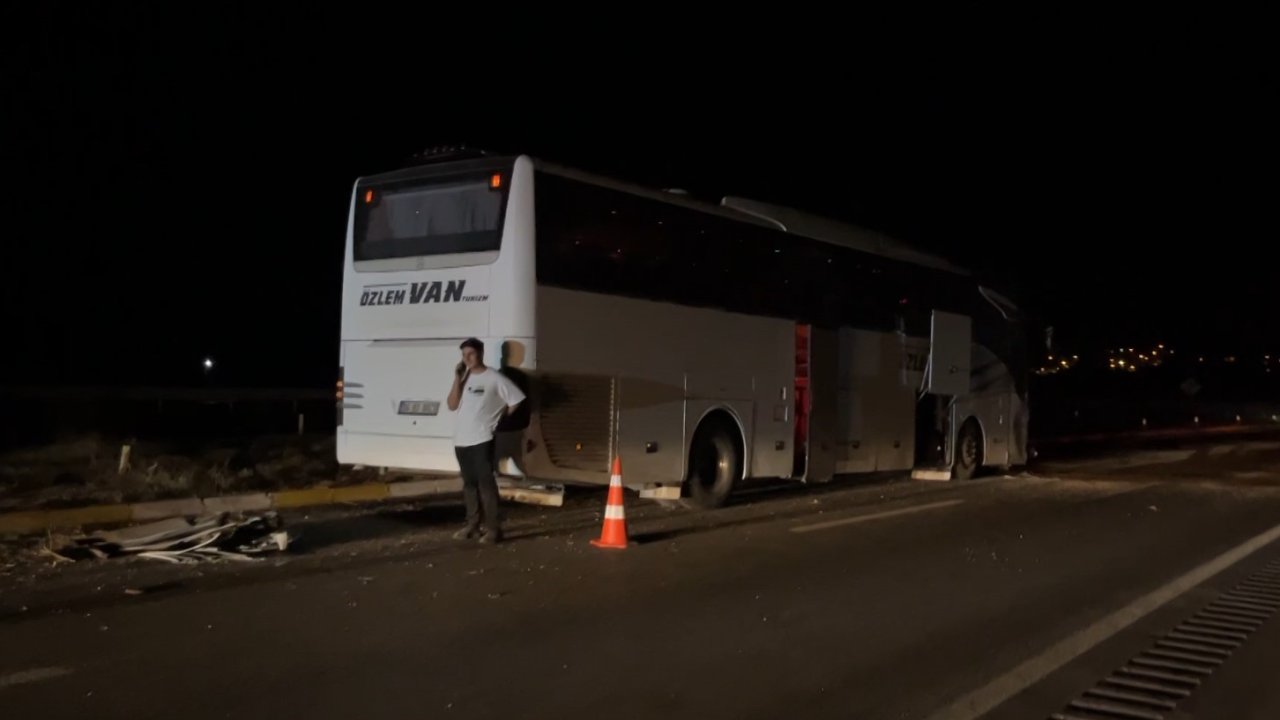 Sivas’ta yolcu otobüsü otomobil ile çarpıştı: 2 yaralı