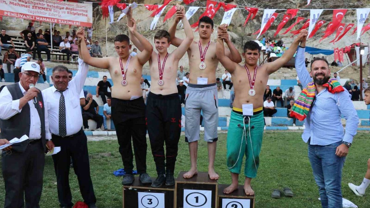 Pehlivanlı’da pehlivanlar kıyasıya güreşti
