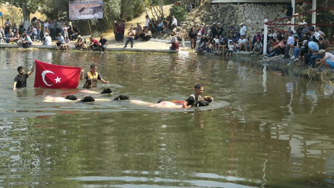 8 asırlık Çal Sudan Koyun Geçirme festivali yoğun katılımla gerçekleşti