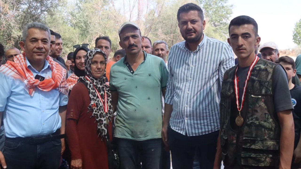 8 asırlık geleneğin şampiyon ödülünü hasta çocuğa bağışladı