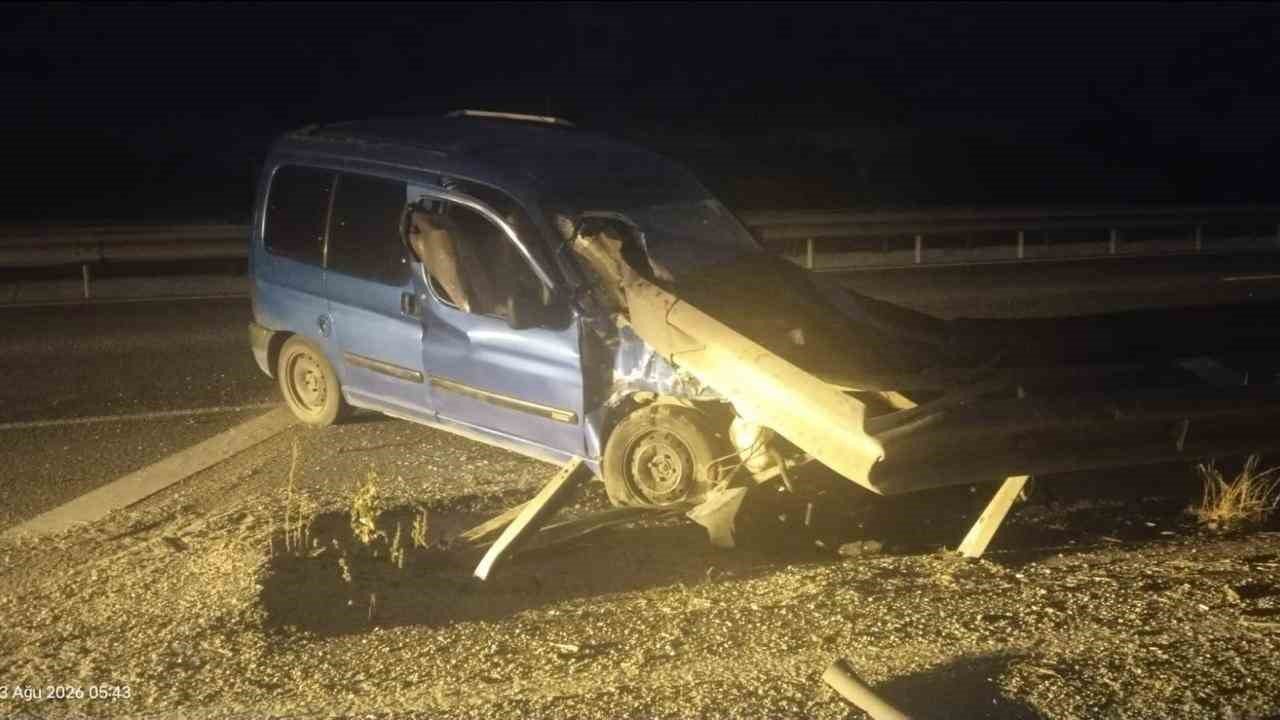 Bilecik’te otomobil bariyerlere çarptı: 1 yaralı