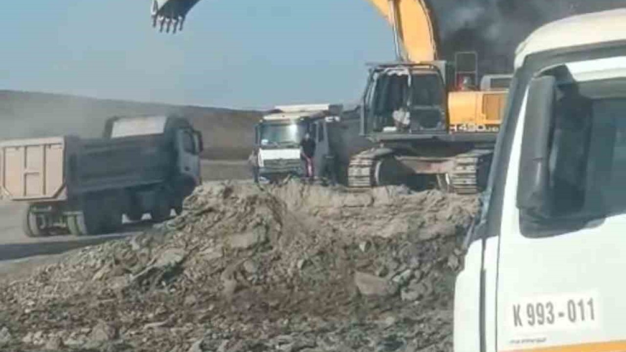 Siirt’te demir yolu inşaatında iş makinesi yandı