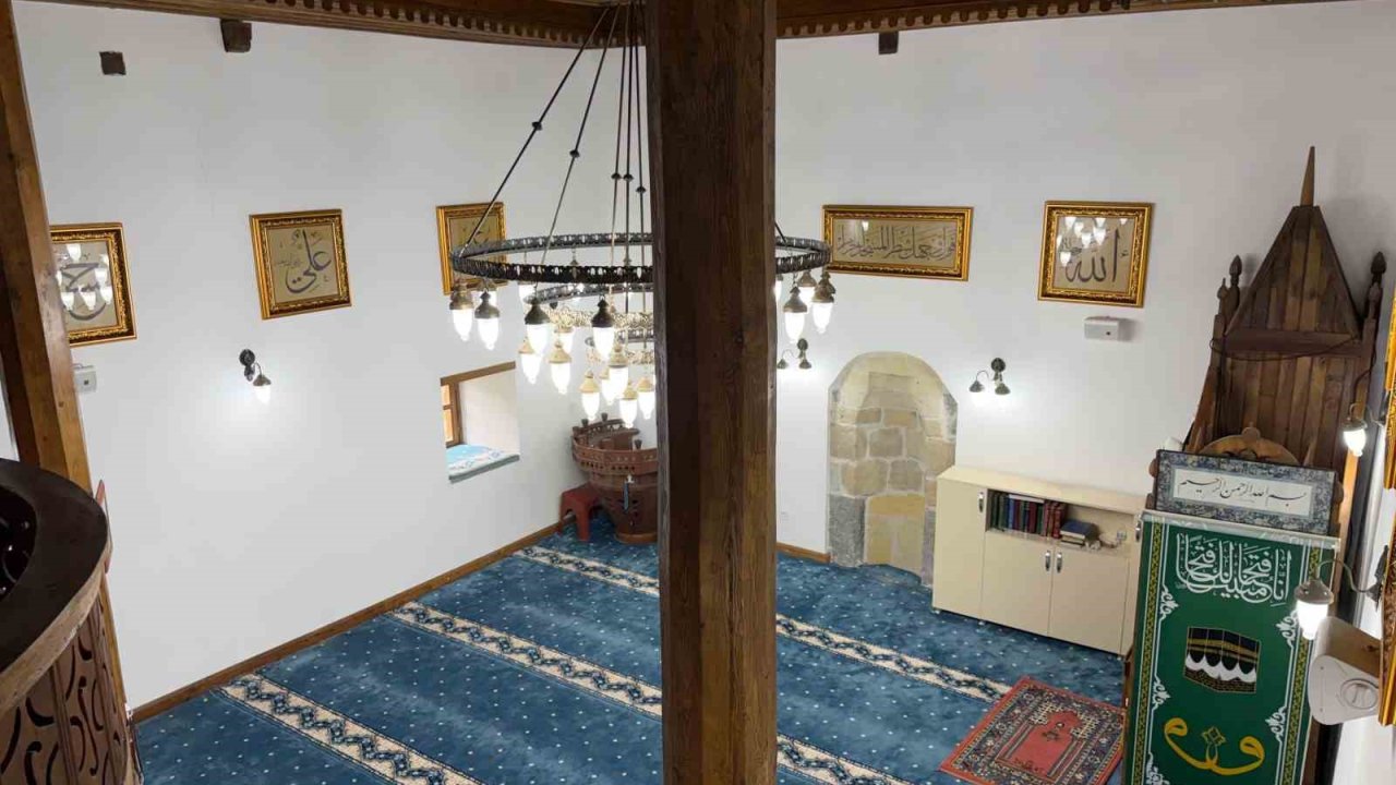 Şavşat’ta tarihi cami Osmanlı tarzı hatlarla bezendi
